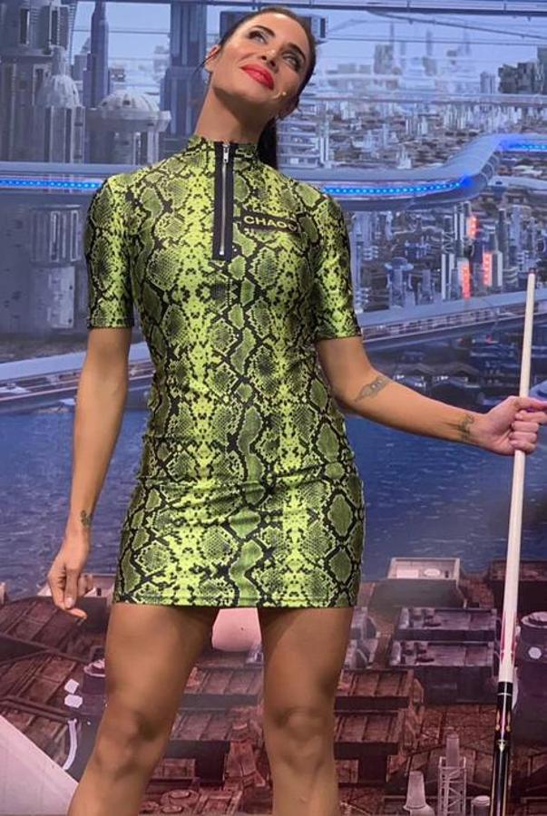 Si hay una palabra que pueda definir a Pilar Rubio esa es 'riesgo'. Pilar Rubio combinó con este outfit todas las tendencias del verano. Se trata de  un minivestido con un estampado de serpiente  en color amarillo flúor. La minifalda ultrasexy y con el detalle en el escote de una cremallera cerrada hasta el cuello, está a medio camino entre un look cómodo, sport y provocativo que perfectamente se puede combinar con botas o con sandalias.