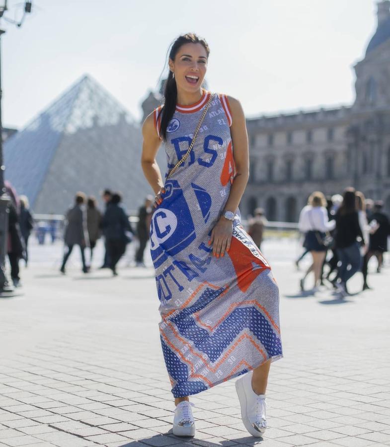 Durante un viaje a París  Pilar Rubio escogió un vestido largo  con estampado de baloncesto y zapatillas blancas con la puntera plateada. Se trata de un vesdito de Peace + Chaos, que se agotó al poco tiempo.