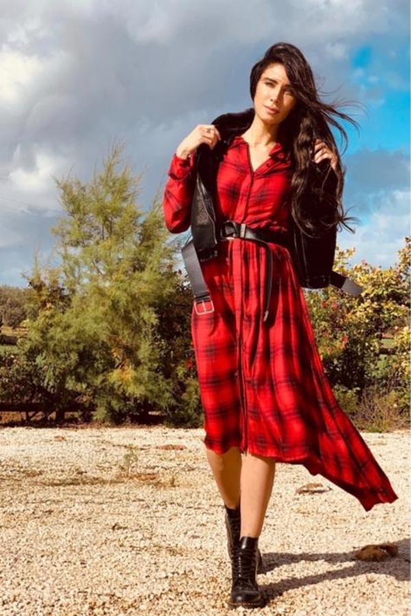 Pilar Rubio nos enamoró con este  vestido asimétrico en el bajo y camisero , que combinó con un cinturón de estilo country y con un chaleco de polipiel y sus botas favoritas, las Dr. Martens.
