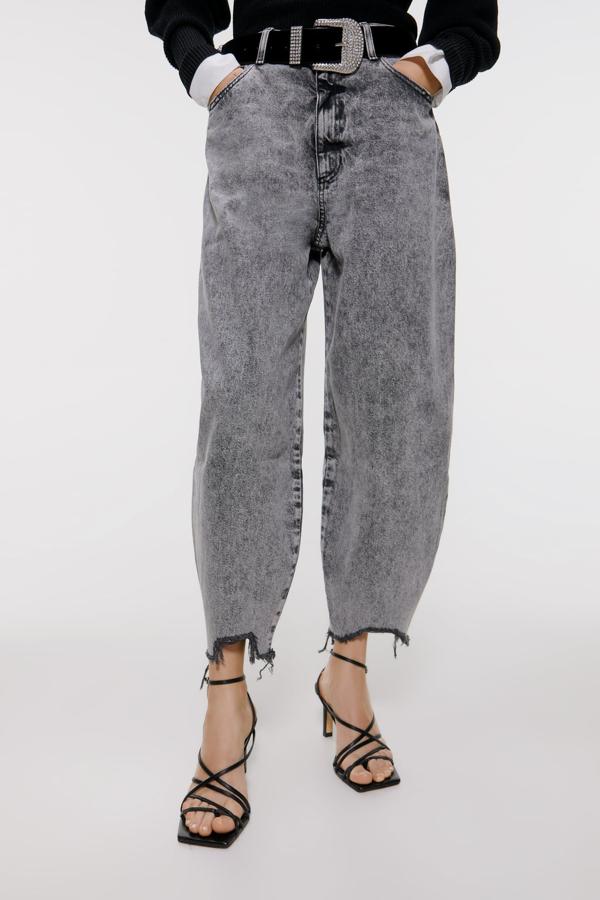 Jeans de tiro alto con efecto lavado y bajo deshilachado, 29,95 euros.