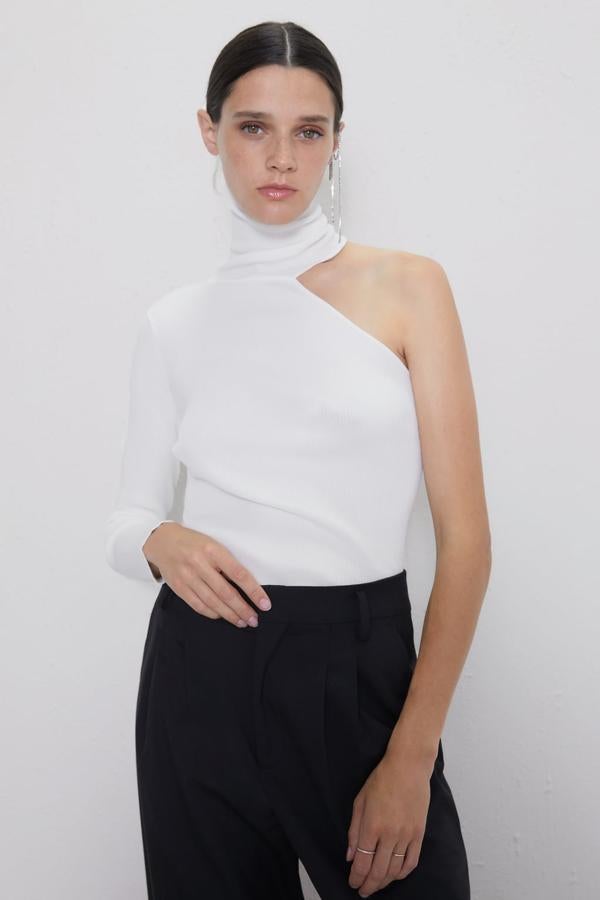 Jersey con cuello alto, escote asimétrico y manga larga, 19,95 euros.