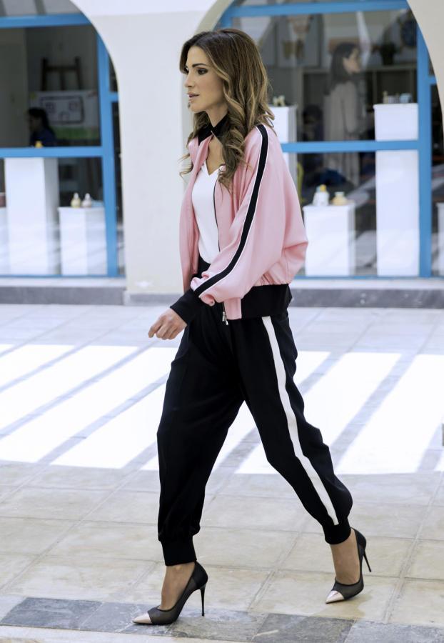 Si pensabas que la tendencia 'athleisure' era solo cosa de las influencers, te equivocabas. Nunca habíamos visto llevar con tanto estilo este look como cuando lo hizo Rania de Jordania combinando una bómber rosa de Robert Rodríguez con unos pantalones de Fendi. Los 'stillettos' con detalle glitter pusieron el broche perfecto a su look más arriesgado