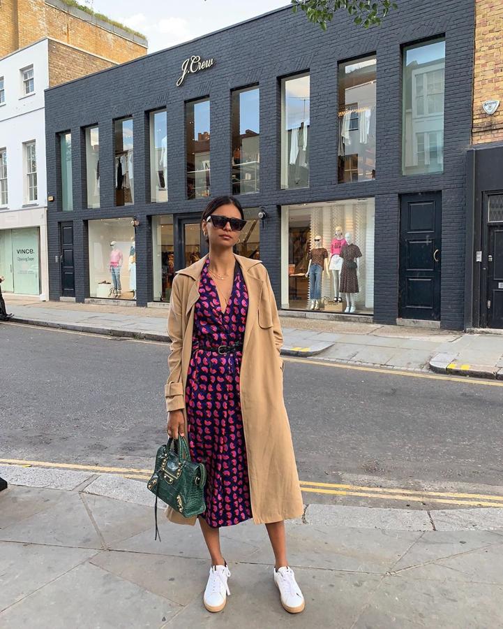 @emitaz con  vestido de Zara , con zapatillas blancas y gabardina.