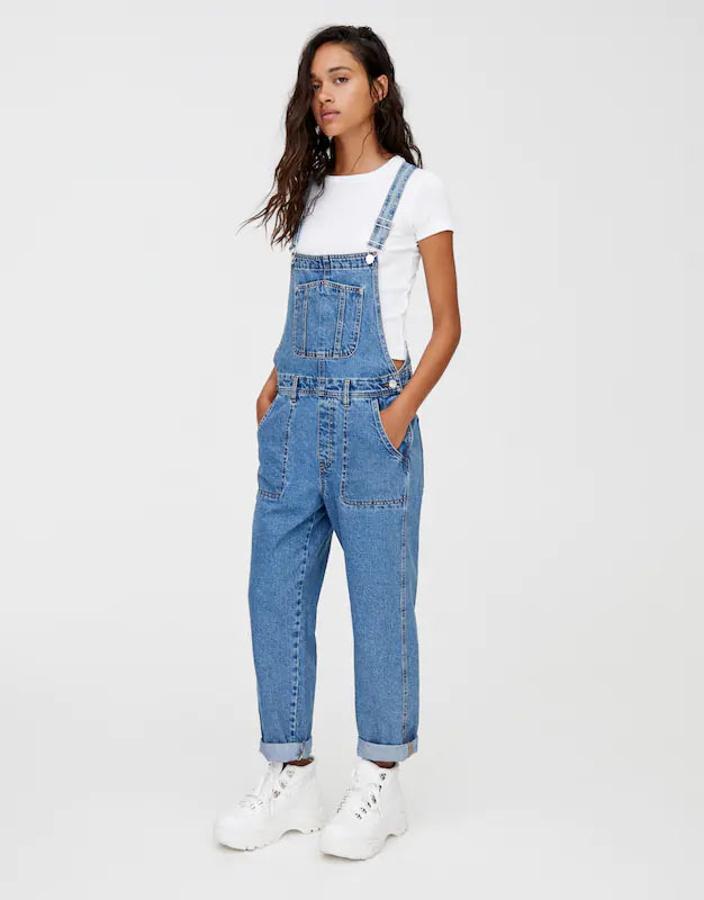 Peto largo con tejido vaquero y bolsillos tipo plastrón,  29,99 euros .