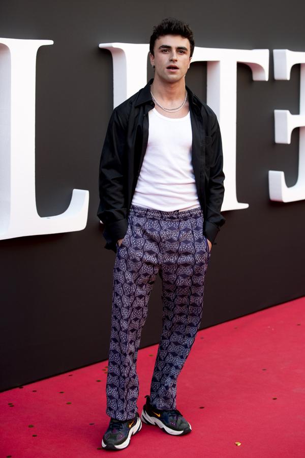 Itzan Escamilla, uno de los protagonistas de la serie, escogió estos pantalones estampados que combinó con zapatillas y sobrecamisa negra.