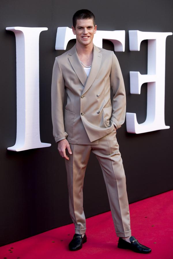 De los chicos, Miguel Bernardeau fue el que escogió el look más elegante con un traje que conjuntó con una camiseta blanca y mocasines negros.
