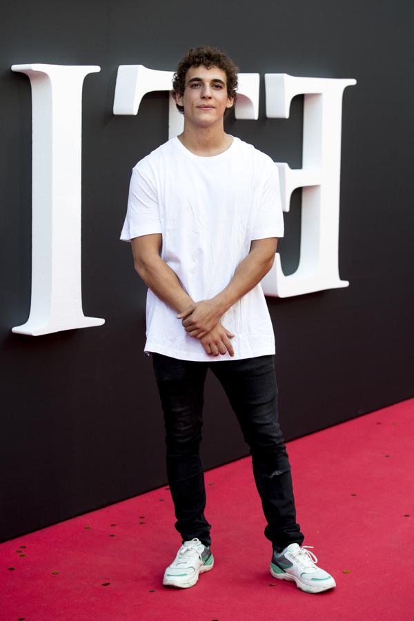 Como su compañero de reparto en 'Élite' y 'La Casa de Papel' Jaime Lorente, Miguel Herrán visitó una camiseta blanca básica, pantalones negros y sneakers.