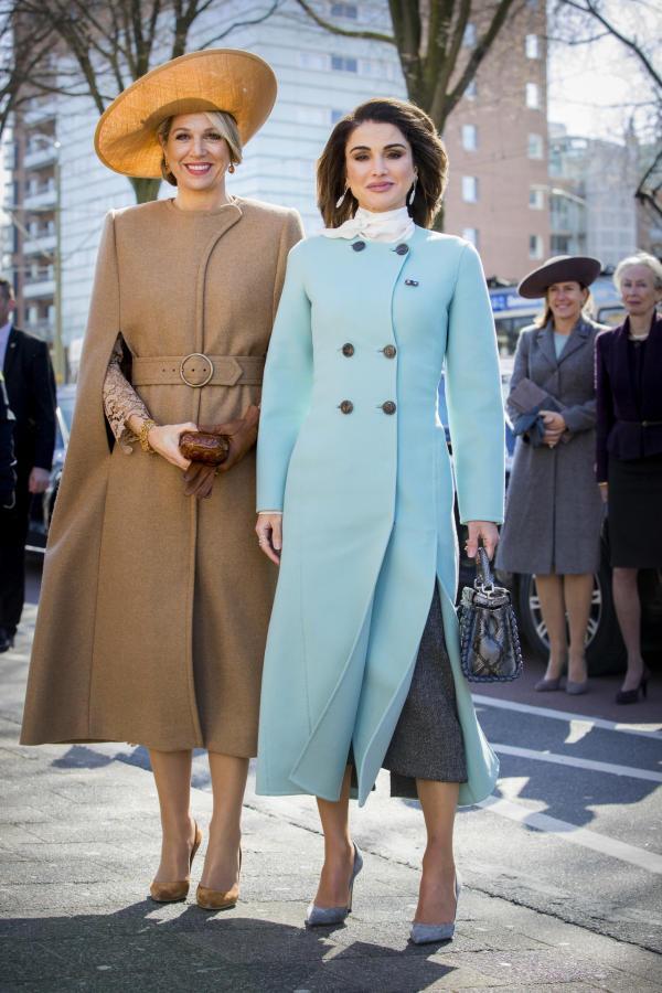 Para su duelo de estilo de día con Máxima de Holanda el pasado mes de marzo, Rania de Jordania apostó por un elegantísimo abrigo de inspiración retro en azul bebé. Su look iba firmado por Ferragamo y Fendi.