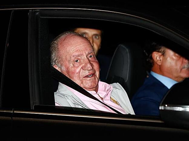 Don Juan Carlos yendo a la clínica Quirón para su ingreso antes de la operación.
