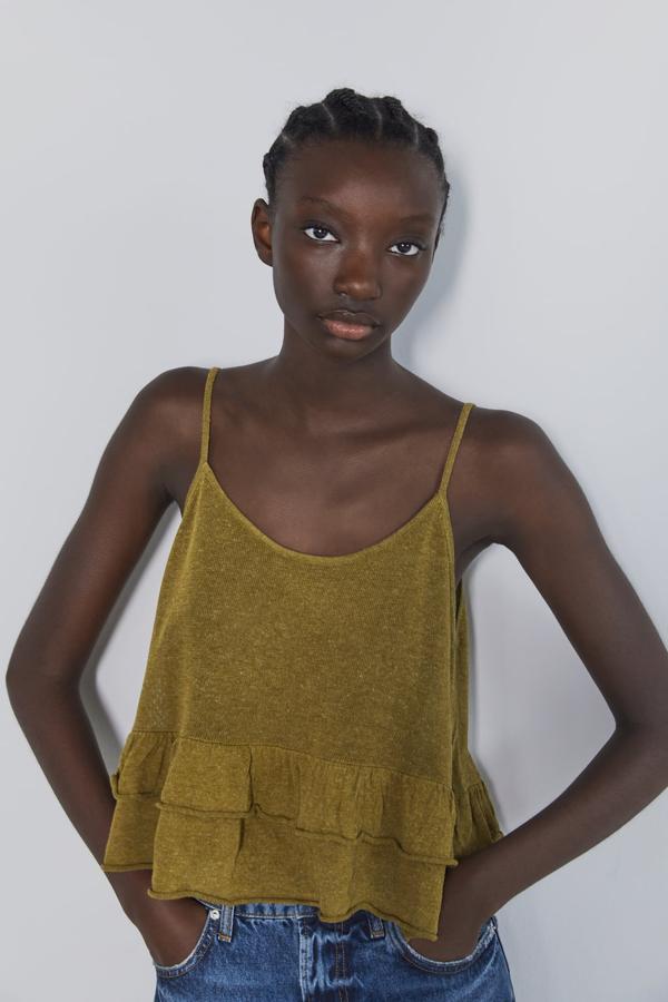 Top de punto con mezcla de lino, tirantes finos y detalle de volantes, 17,95 euros.