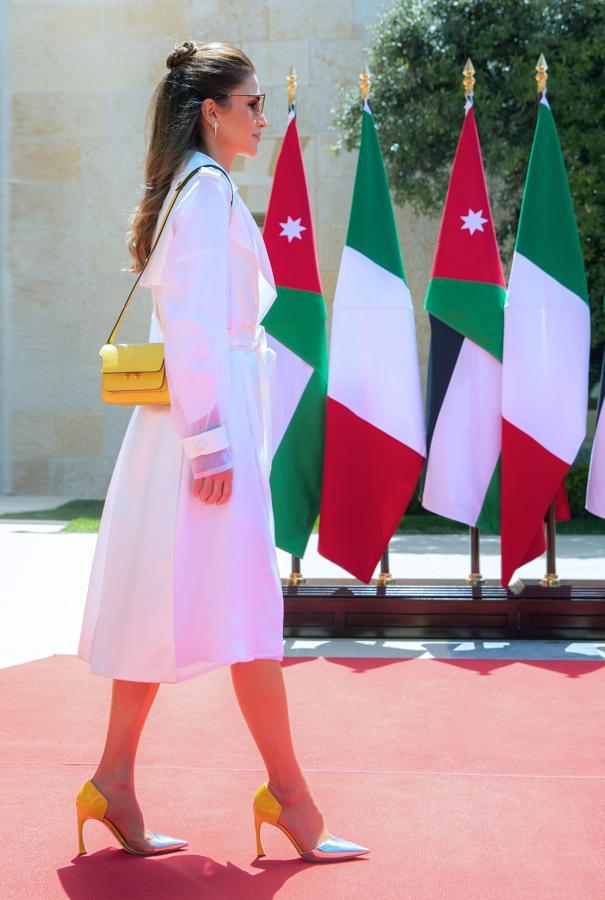 Con un vestido blanco a media pierna y unos salones en plateado y amarillo mostaza, la reina demuestra que las combinaciones clásicas siempre son una buena elección. Toma nota a la hora de conjuntar bolso con salones. Un 10.