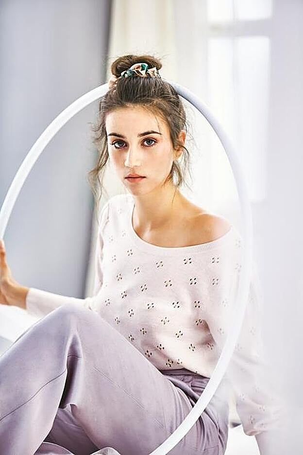 CLAUDIA SALAS. Madrileña, 25 años. La puedes conocer: si la has visto sobre un escenario o en la serie La Peste. Su personaje es: Rebeca, una chica que no se encasilla y trata de no juzgar a sus compañeros. Es un misterio que ni la actriz ni la productora quieren desvelar. Quizá porque va a dar más de una sorpresa. Su frase: “Soy partidaria de mostrar las cosas sin demasiado edulcorante”. (Pantalones de Maliparmi, jersey de Pedro del Hierro y pañuelo de Valentino).