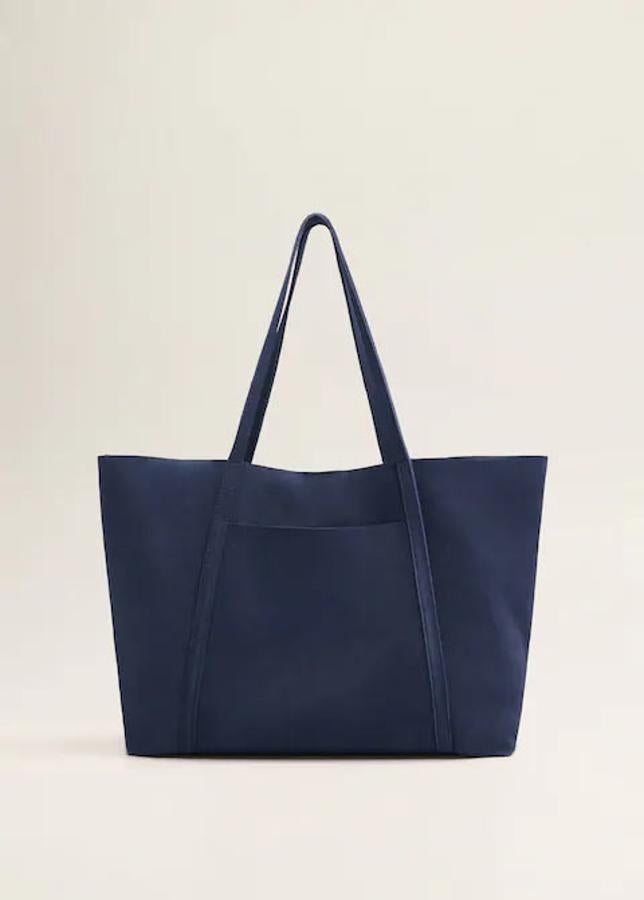 Bolso shopper de piel en color azul oscuro, 35,99 euros.