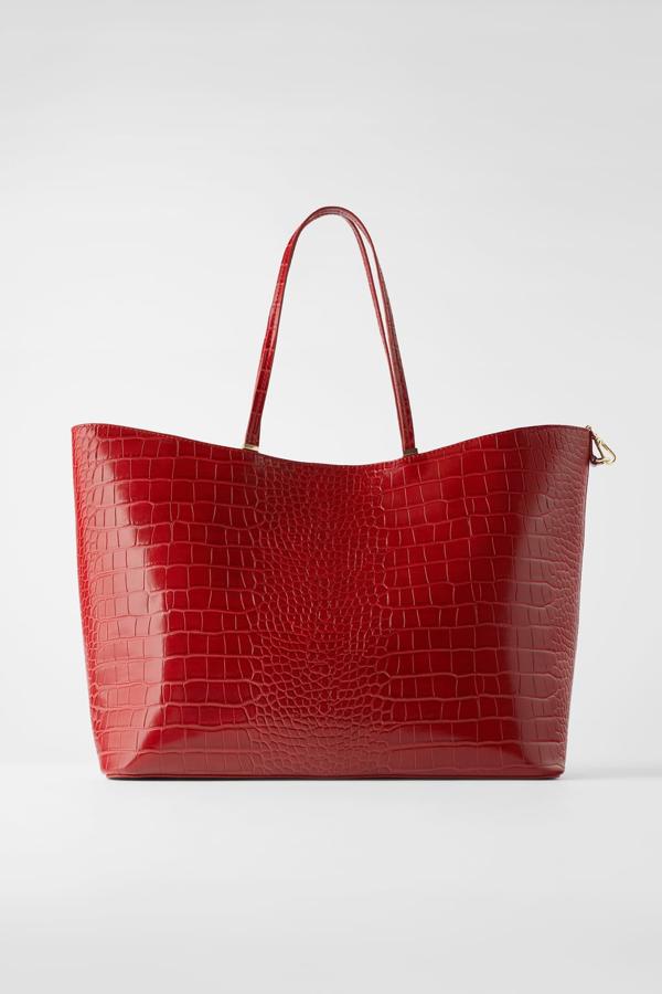 Bolso tipo shopper en color rojo con estampado animal y detalle de cadena, 29,95.