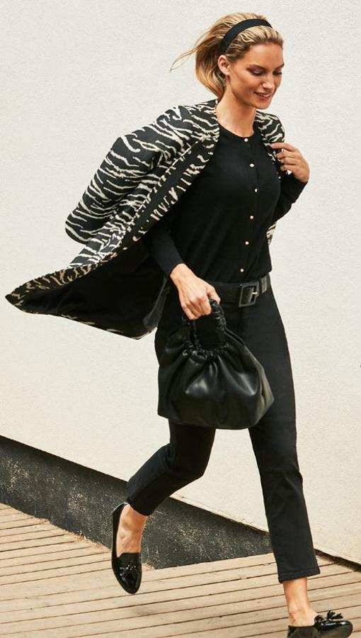 El total black siempre es una buena idea, y nos saca de mil apuros. Este conjunto de chaqueta (29.99 euros) y pantalón recto (59.99 euros) de Cortefiel es un básico que no puede faltar en el fondo de armario. Si, además, lo combinamos con un abrigo de entretiempo ligero como este de estampado de cebra (89.99 euros) el resultado será perfecto.