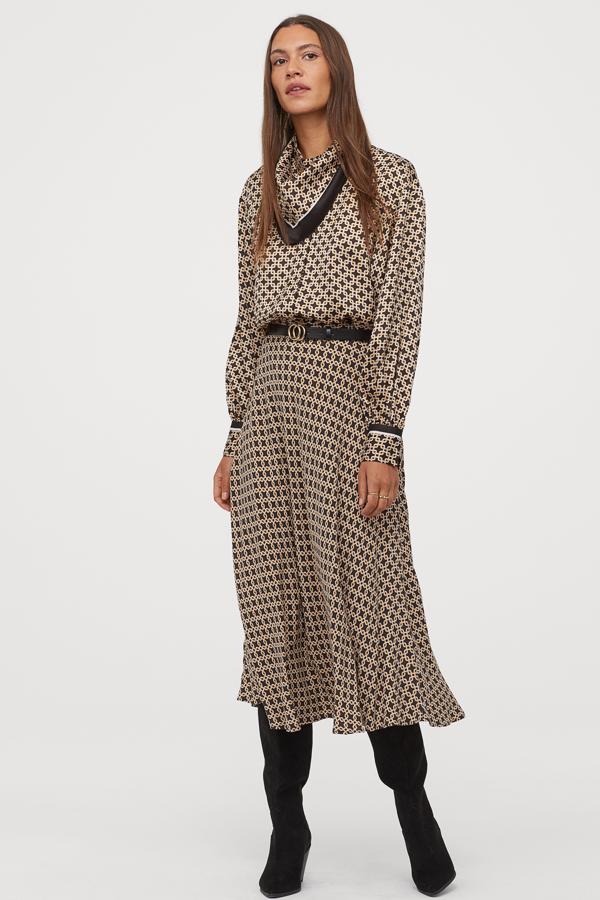 Estamos enamoradas de este coordinado de inspiración retro de la colección de Richard Allan para H&M. La blusa y la falda cuestan 24.99 euros cada pieza, y el pañuelo, 7.99 euros.