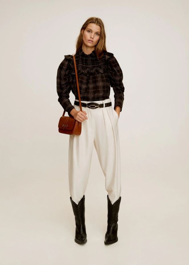 Este total look de Mango te convertirá en la más estilosa de la oficina este mes de septiembre. La blusa de cuadros cuesta 29.99 euros, los pantalones amazona, 59.99, las botas 'cowboy' 149.99 euros y el bolso, 99 euros.