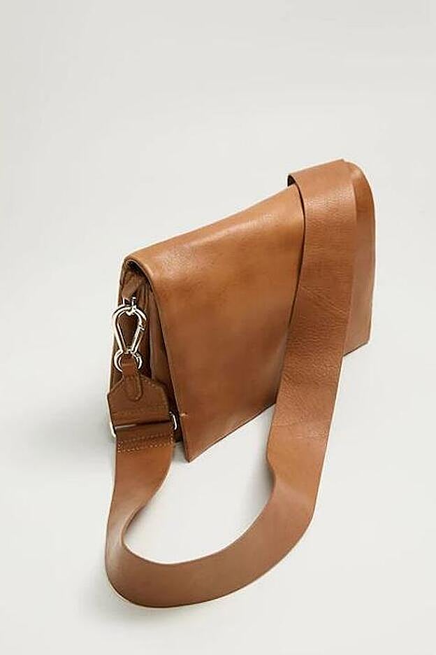 Mery Turiel se ha hecho con este bolso de piel de Mango que cuesta 49,99 euros.