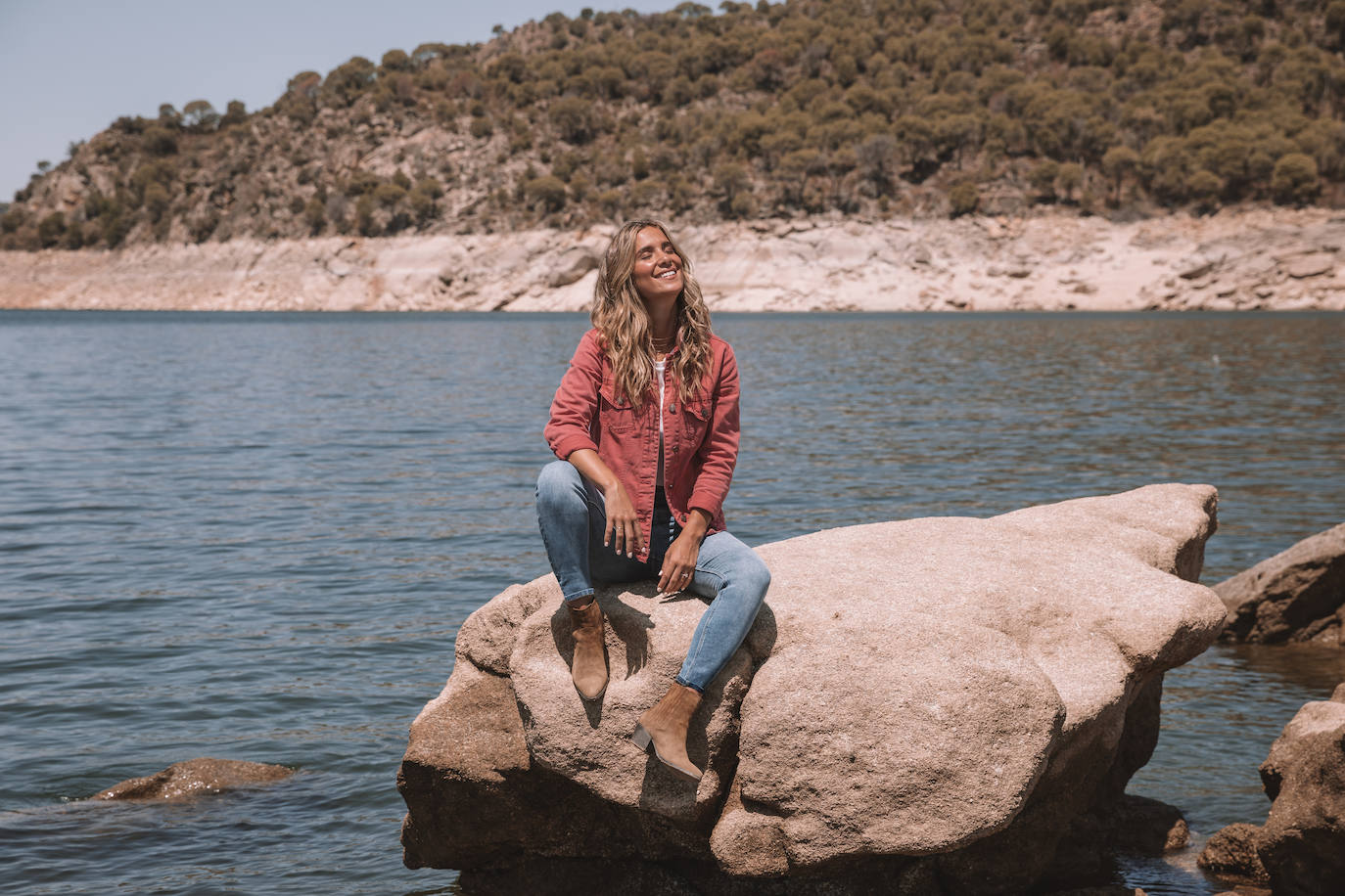 R[ECO]NSIDER sigue apostando, un año después de su lanzamiento, por el uso de fibras naturales y recicladas, así como en el ahorro de agua y energía en su proceso de producción