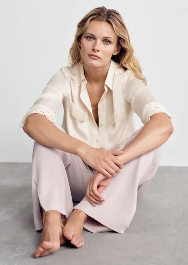 Casmisa satinada en color beige de corte fluido. Cuesta 29,99 euros y también la hay disponible en rojo anaranjado.