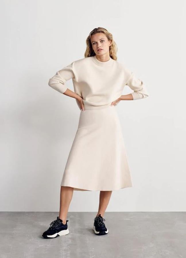 Conjunto de falda midi en color crudo (29,99 euros) y sudadera de algodón (29,99 euros).