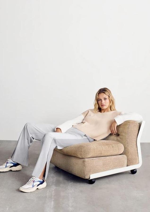 Pantalón con abertura en el bajo (39,99 euros) y jersey de canale tricolor (29,99 euros). Puedes combinarlo con botas o con unas zapatillas como estas (39,99 euros).