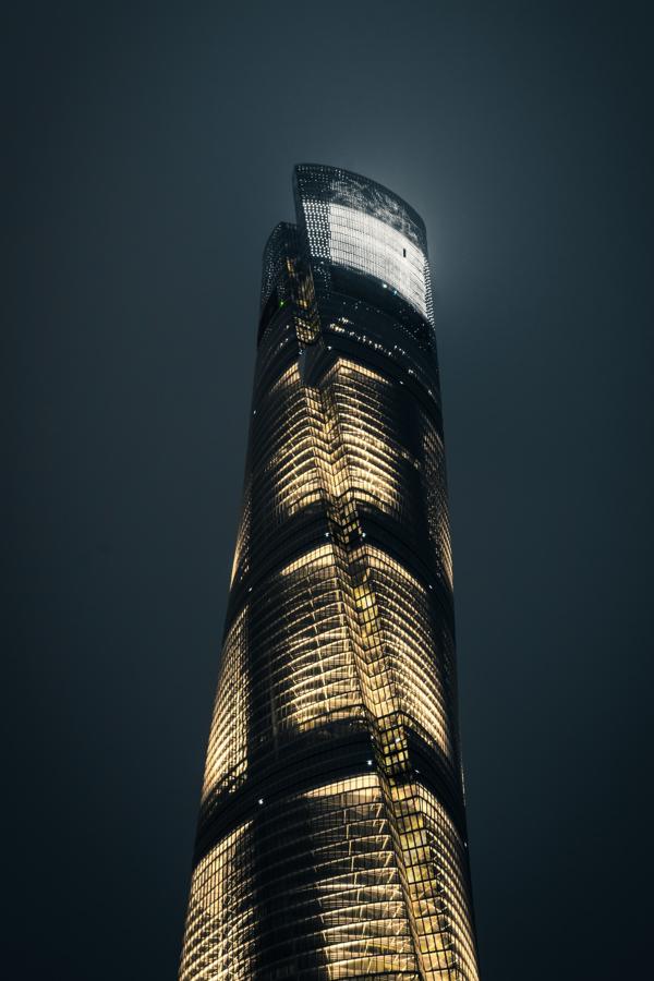 Aunque tiene la segunda posición en la lista de rascacielos con más altura del mundo, sí es el mayor de doble fachada. El paisaje futurista de China se aventaja con este original edificio de cristal, recubierto por una fachada exterior acristalada y retorcida sobre sí misma. La visita a la Torre de Shanghai te permitirá viajar en uno de los ascensores más rápidos del mundo; 120 plantas en poco menos de 55 segundos.
