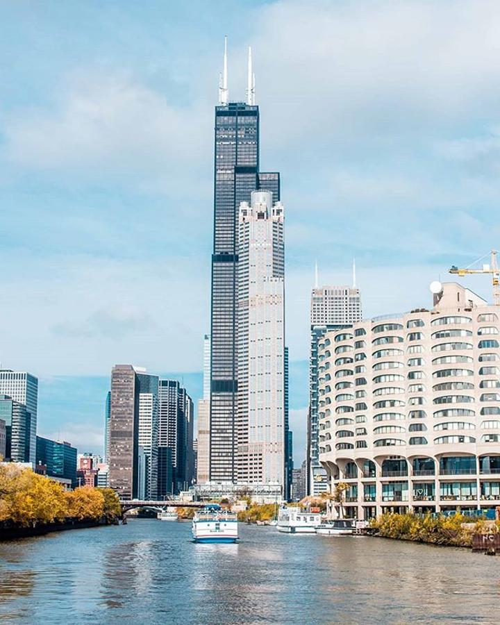 La ciudad de Chicago es conocida como “ciudad del viento” y como aquella en la que nacieron los rascacielos. Su mirador más alto se encuentra en la Sears Towers o Willis Tower; The Ledge tiene balcones acristalados para sacarse las mejores fotos suspendido a 413 metros de altura en el piso 103. El pasado año, así lo hicieron más de un millón y medio de visitantes.