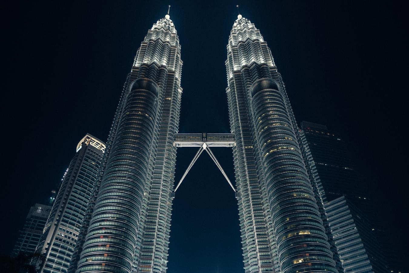 Las Torres Petronas fueron construidas para convertirse en la sede de la Corporación Nacional de Petróleo de Malasia. Cuando vayas, atrévete a cruzar el puente de cristal en la planta 42 que une estas torres gemelas de Kuala Lumpur, con plantas en forma de estrella de ocho puntas que remiten a motivos tradicionales del arte islámico, por herencia musulmana.