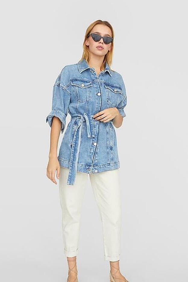 Cazadora vaquera de la nueva coleción de Stradivarius para copiar el look de Priyanka Chopra.