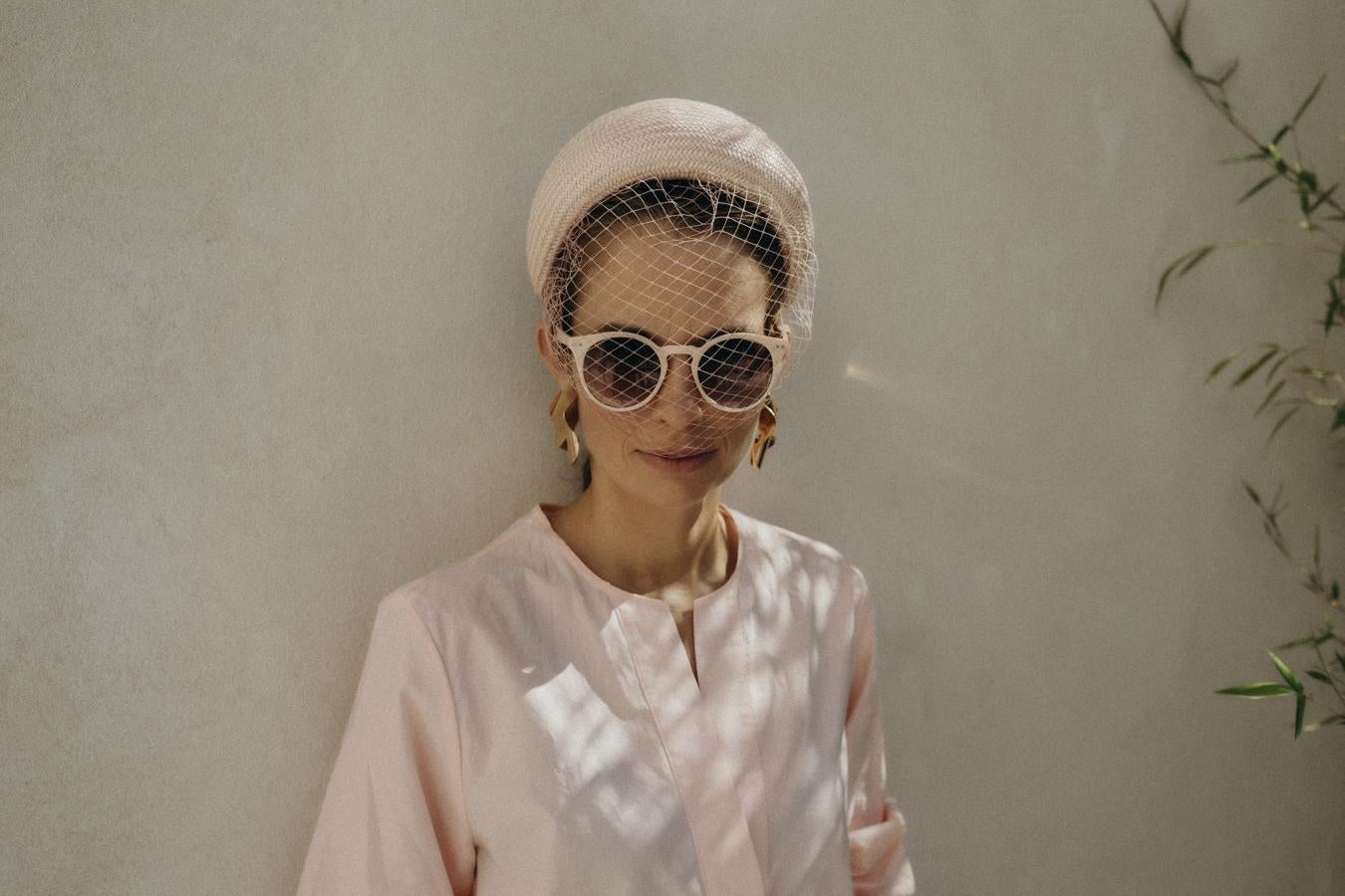 O una diadema de inspiración vintage, delicada y muy sofisticada, como la que nos propone en rosa nude Rita Von (rebajada a 60 euros).