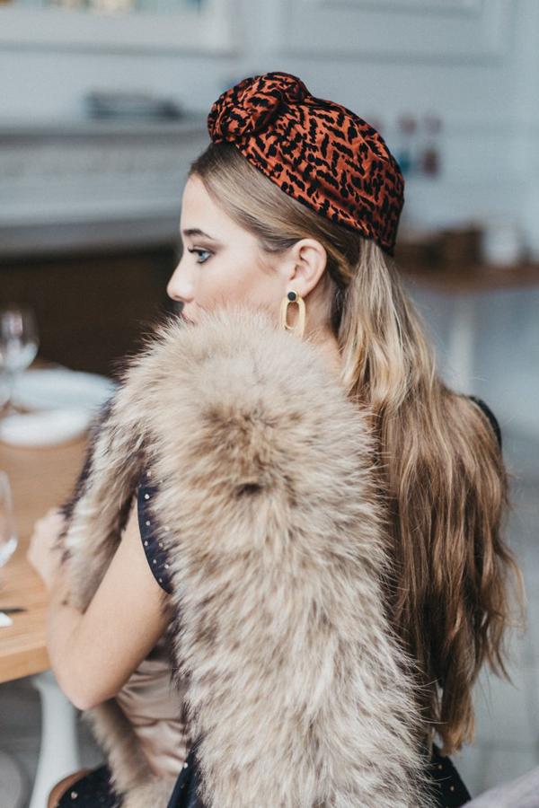 Incluso un turbante de inspiración retro y estampado salvaje como este que nos proponen desde Cherubina (45 euros).