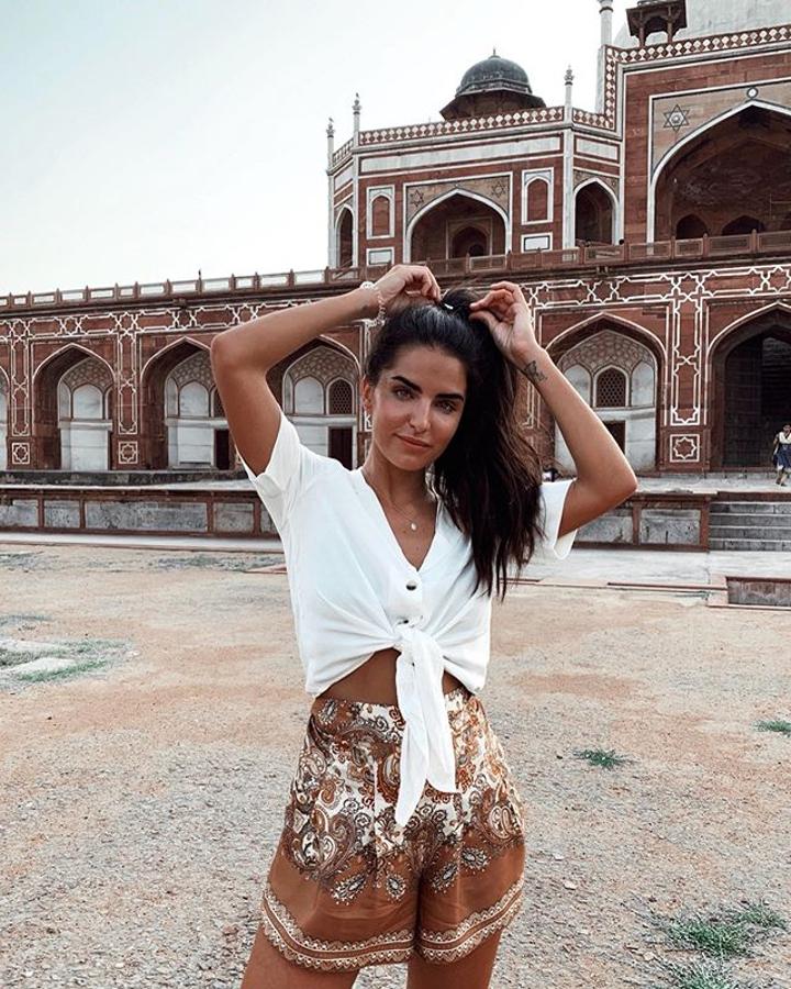 La influencer ha compartido en Instagram un  outfit ideal tanto para el día a día  como para salir a tomar algo, ir a la playa o darlo todo en un festival. Se trata de una blusa blanca de lino anudada, con botones y con escote a pico de H&M. La joya de la corona de su lookazo se la llevan estos pantalones cortos fluidos de lyocell Tencel de la colección Conscious de H&M. Su estampado étnico es pura tendencia y son perfectos para conseguir un outfit relajado de aires hippies.