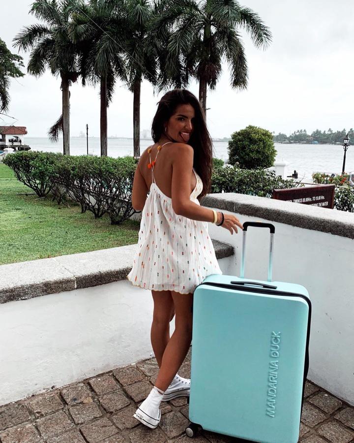 La influencer ha revolucionado Instagram con vestido mini blanco de nido de abeja decorado con pompones multicolor y bordados. El vestido en cuestión es de  Zara Kids .