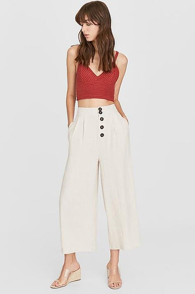Pantalón cropped con botones, 19,99 euros.