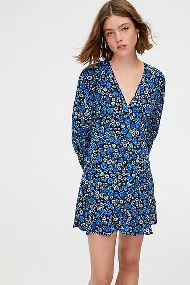Este vestido cuenta con estampado floral en tonos azules, escote en pico y puños ajustados.