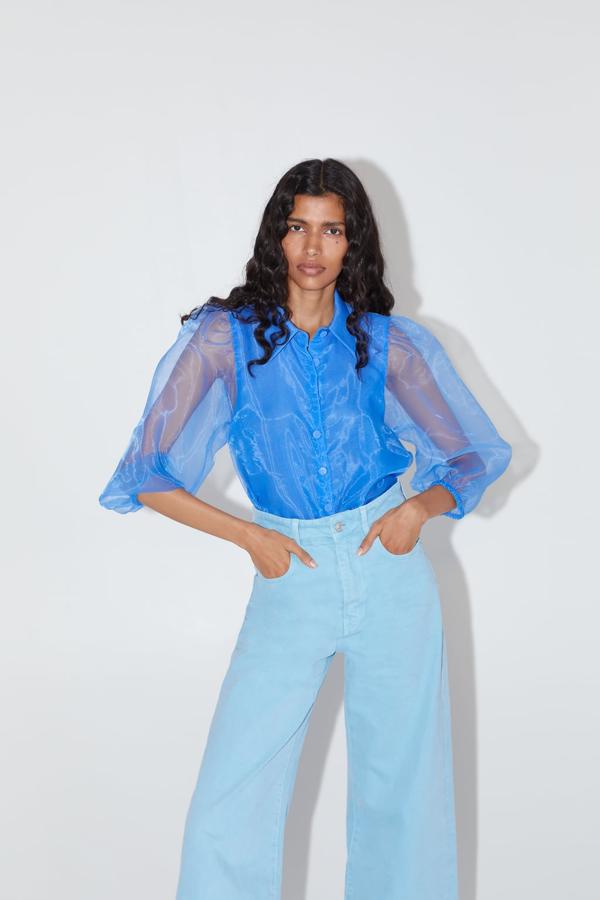 Blusa con cuello solapa semitransparente, manga por debajo del codo y cierre de botones frontal, 39,95 euros.