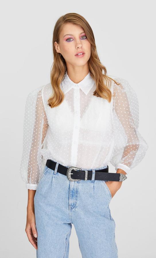 No hay nada que eleve más un look que una blusa blanca de plumetti. Y sí, la puedes combinar con cualquier cosa. De Stradivarius, (19,99 euros).
