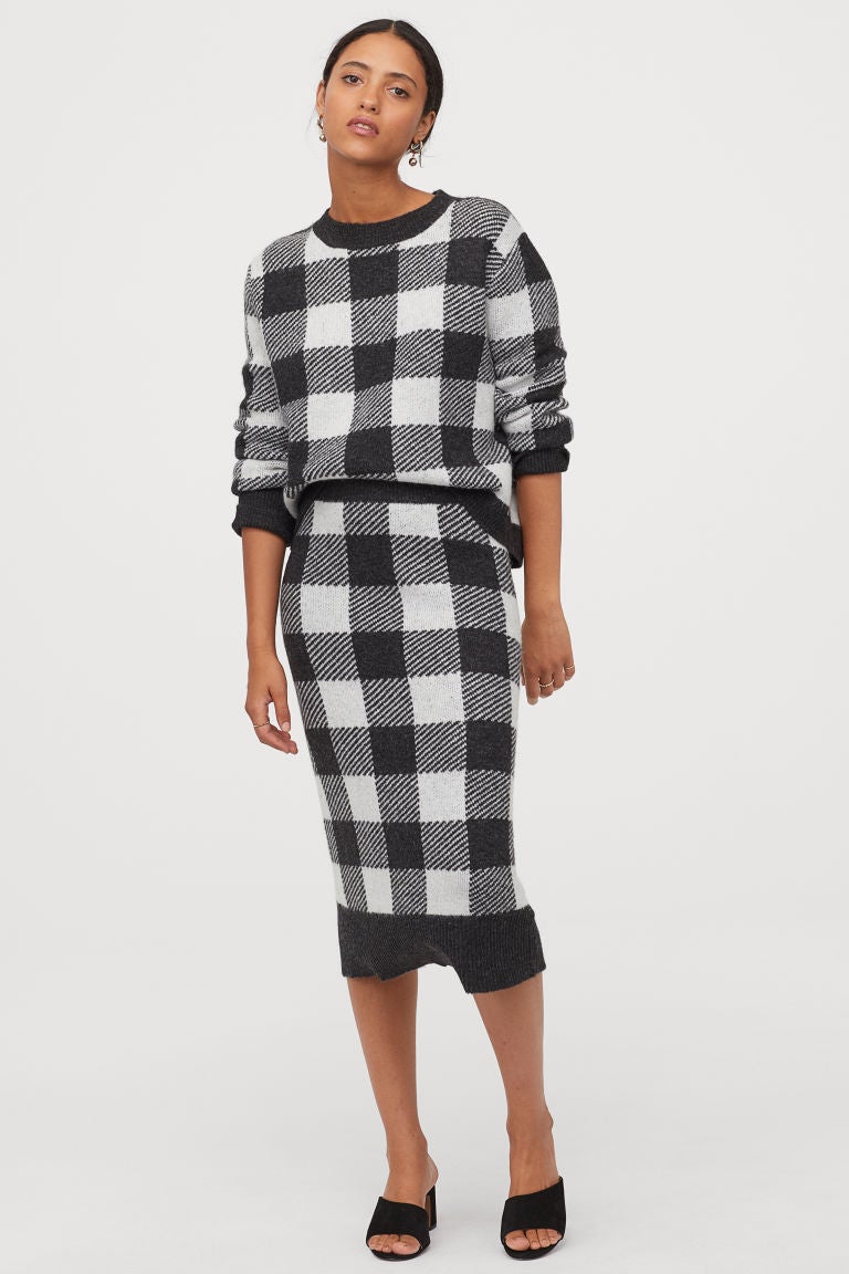 Falda midi de lana y tejido jacquard con estampado de cuadros. ¡Nos encanta el conjunto! (24,99 euros).