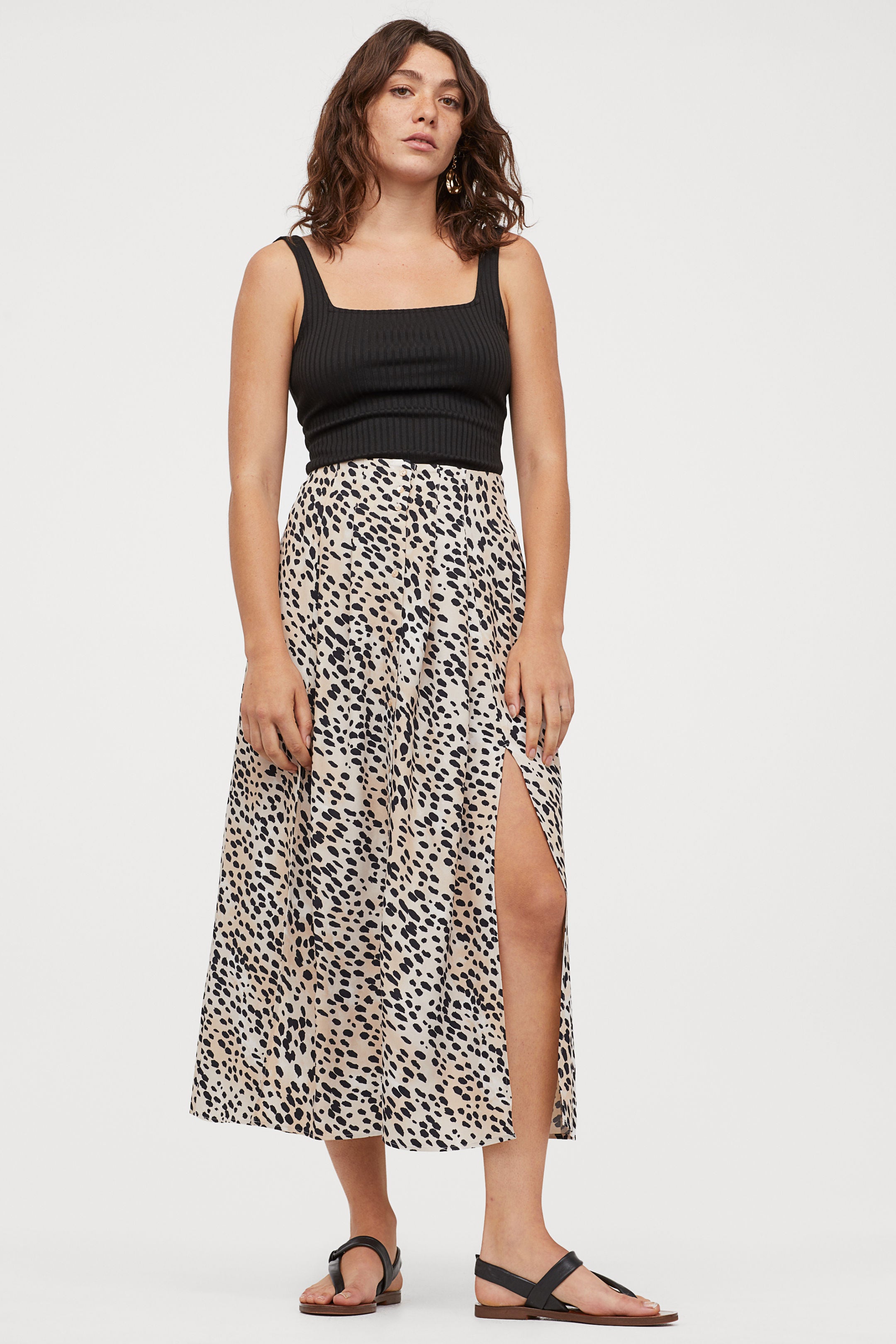 Falda midi con estampado de leopardo y apertura lateral. (49,99 euros).