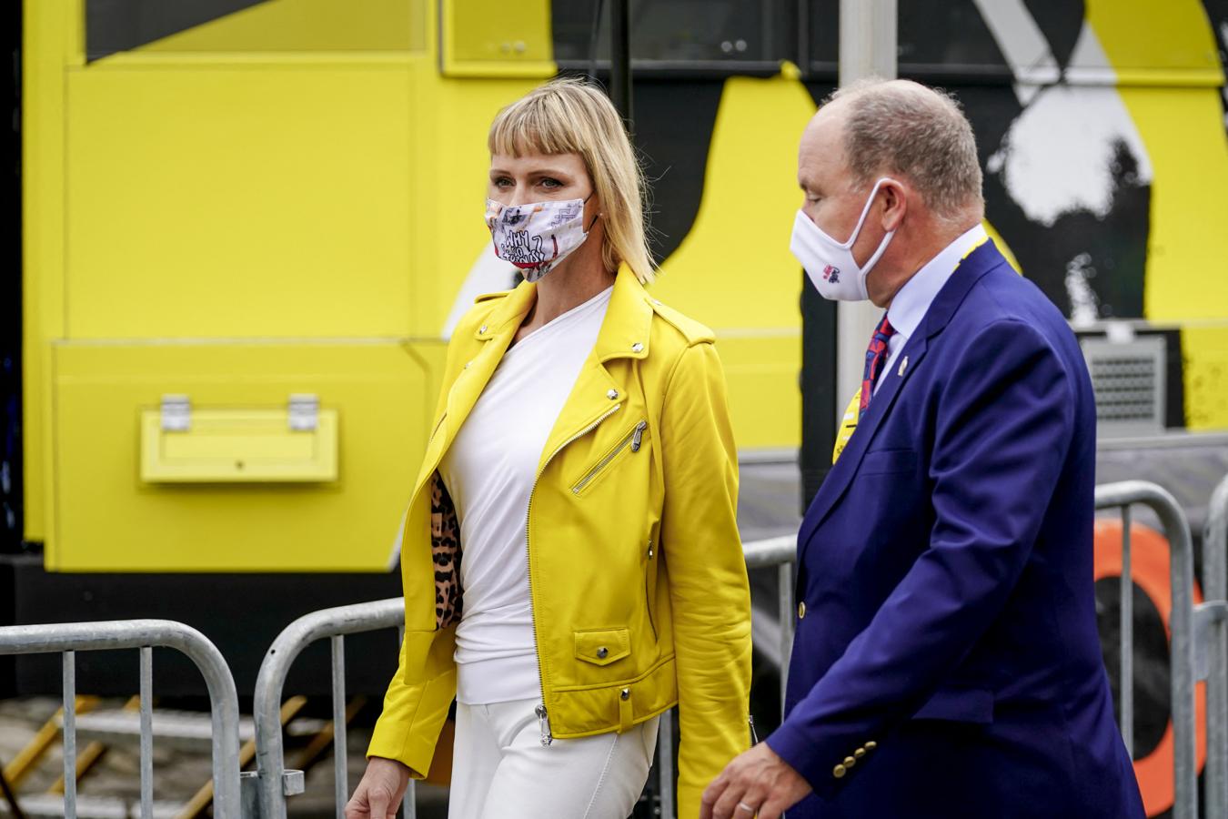 Como el que luce ahora en el comienzo del otoño de pandemia  Charlene de Mónaco, que está muy favorecida con este flequillo mini . A ella, por su rostro redondeado, le favorece especialmente y le da estructura a las facciones. Y además rejuvenece