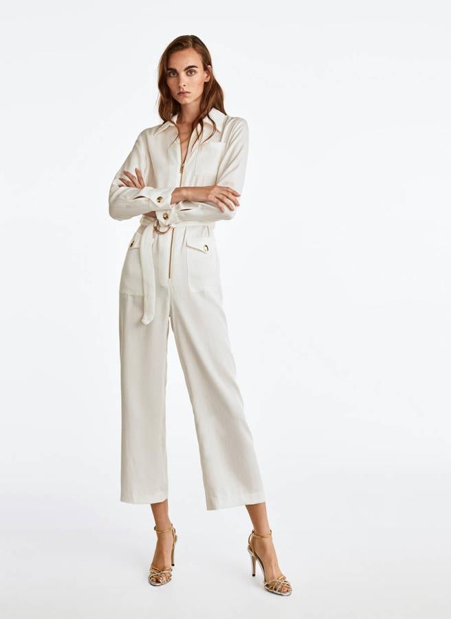 Largo, con cuello de camisa y cremallera, es un imprescindible para cualquier evento de emergencia. Solo necesitas una sandalia con tacón y... ¡voilà! De Uterqüe, (129 euros).