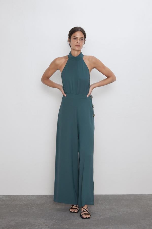 Este modelo con escote al cuello y botones dorados en los laterales sí que es perfecto para una boda. Añádele un tocado y no necesitas más (39,95 euros).