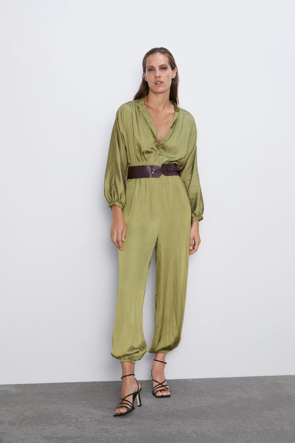 Mono satinado en verde con efecto arrugado y cinturón (49,95 euros).