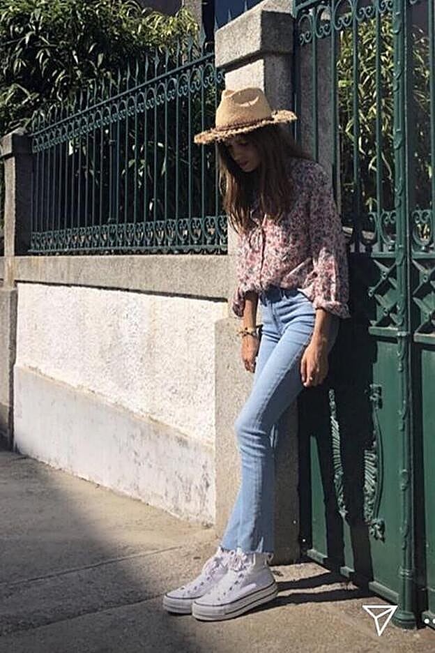 Sara Carbonero combinó las zapatillas Converse con una camisa de flores y jeans claros.