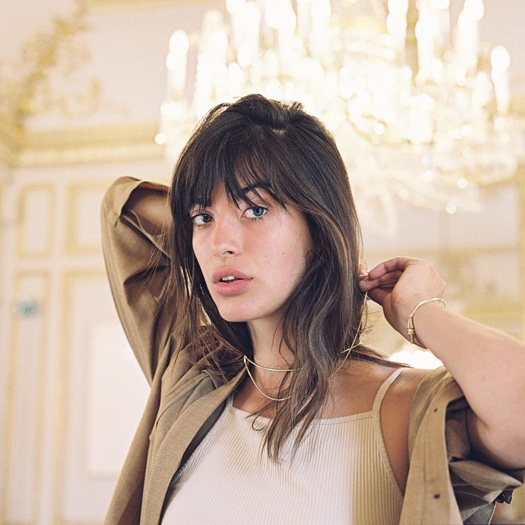 ¿Un flequillo desenfadado, versátil e irregular? El desfilado. Aporta movimiento y luz al rostro. Además, da ese aire juvenil y rejuvenecedor que se quiere conseguir al cambiar de look. Fíchalo tanto si tienes el cabello fino como si lo tienes más denso y quierer perder un poco de peso. ¡Atrévete este otoño!