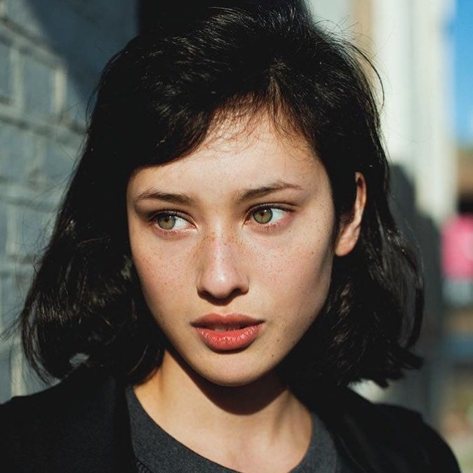 El flequillo con la raya a un lado está indicado para aquellas que no quieran captar la atención con un cambio de look muy radical. Con este gesto modificarás ligeramente el rostro y lucirás ojazos.