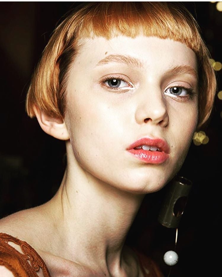 El microflequillo es solo apto para las más atrevidas. Su estilo geométrico, definido y rebelde enmarca la cara dando gran profundidad a la mirada y resaltando la nariz. Ideal para los rostros pequeños. La modelo Katie Moore es una de sus mejores embajadoras ¡Le sienta de maravilla!