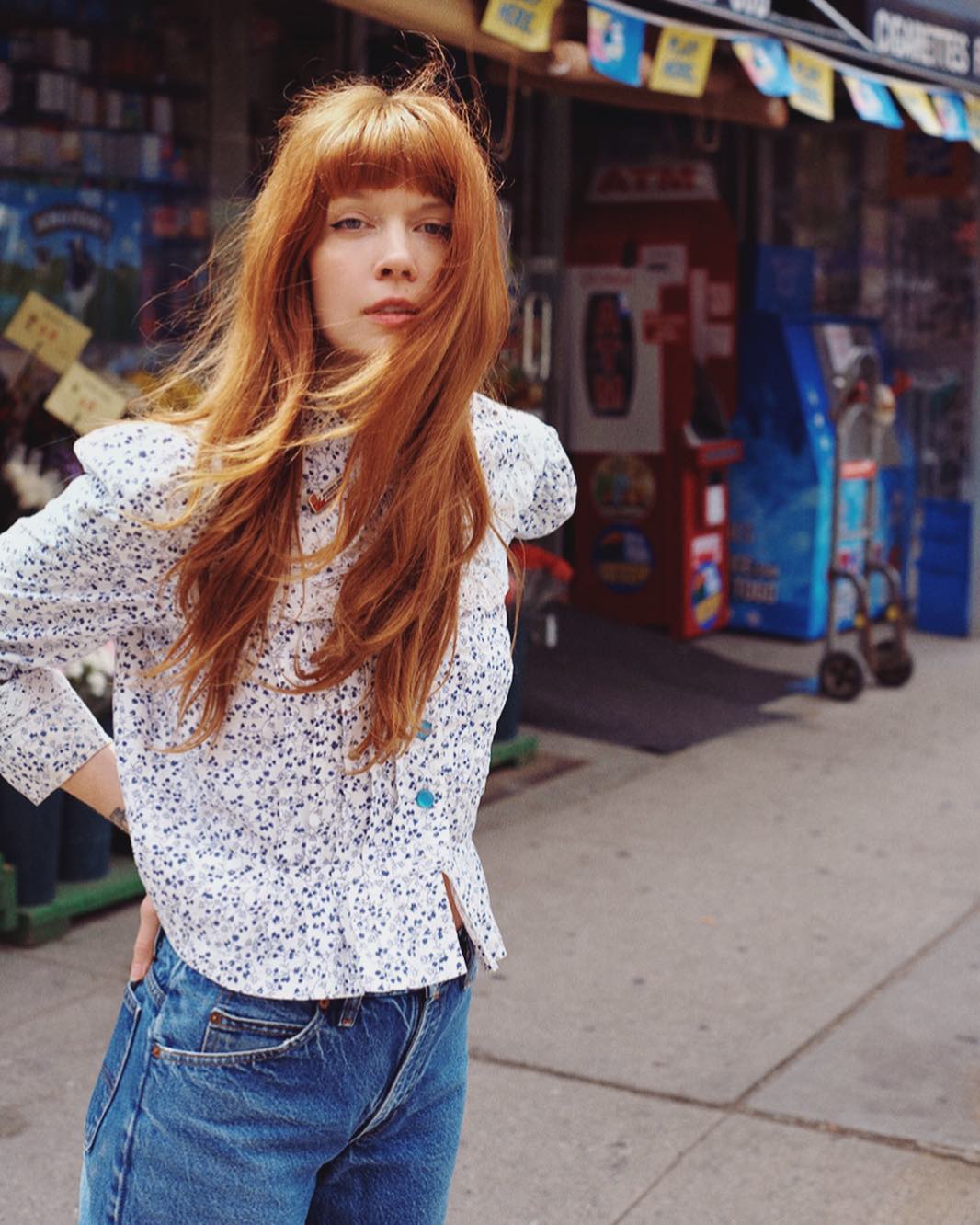 Con el clásico flequillo recto, perfecto, asimétrico y tupido conseguirás que la línea horizontal se dirija directamente hacia la mirada, por lo que es un corte de pelo que resalta los ojos y los hace más grandes al 100%. Es para ti si tu cabello es grueso.