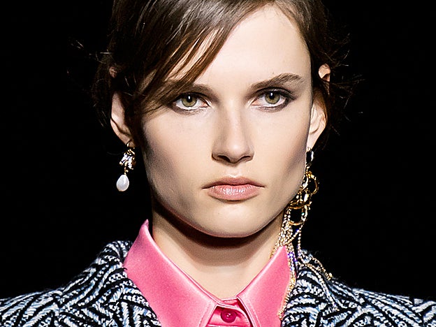 Los ojos con maquillaje de inspiración grunge de Givenchy contrastan con accesorios y ropa más sofisticados.